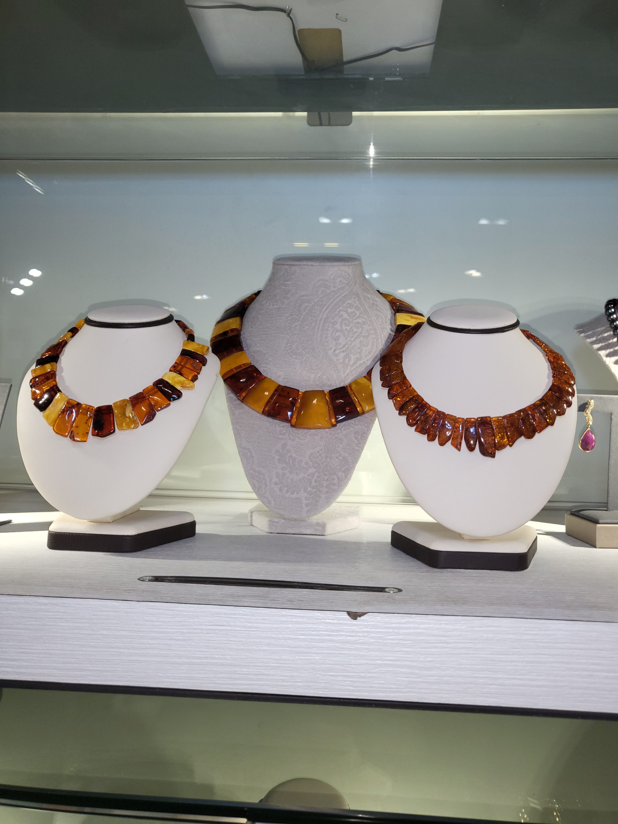 Amber Neck 48 c